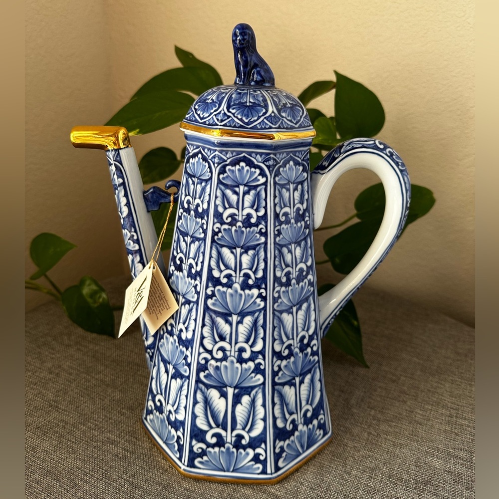 Silvestri Blue and White Coffee Pot from the V & A Museum.